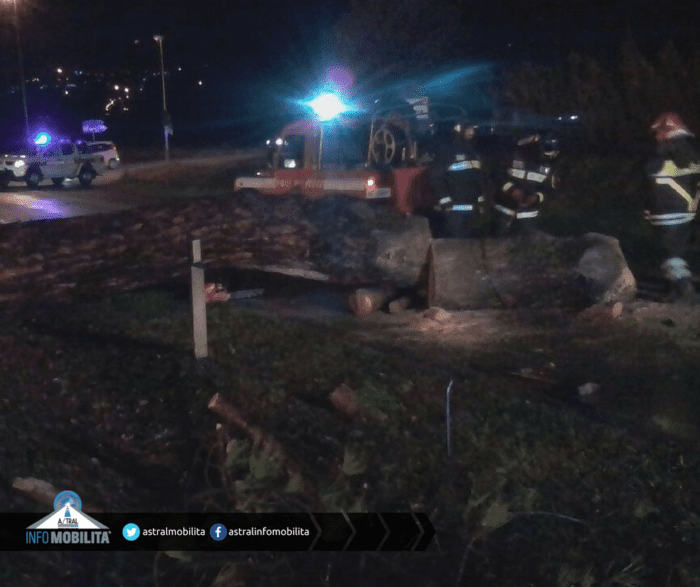 Albero sulla carreggiata a Villa Santa lucia: chiusa via Casilina per la rimozione