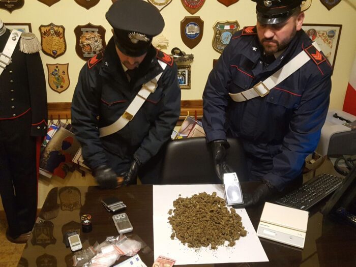 Cecchina, arrestato 17enne: ritrovato con stupefacente in casa dopo un insolito via vai...