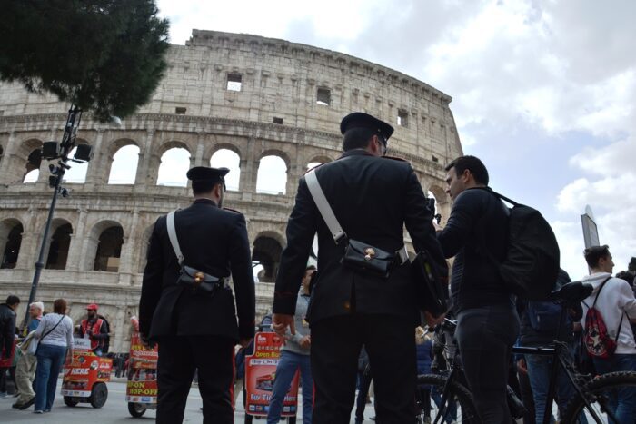 Scrive il suo nome sulle pietre perimetrali del Colosseo: denunciato 15enne a Roma