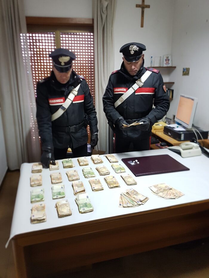 Cassino, in macchina avevano 47mila Euro e 4 dosi di cocaina: intercettati e fermati dai carabinieri