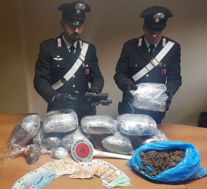 Tor Bella Monaca, trovato con 10 kg di droga nel bagagliaio dell’auto e una pistola nascosta in casa: un arresto (FOTO)