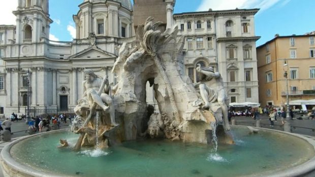 Roma Fa Il Bagno Nuda A Piazza Navona Ragazza Si Spoglia E Si Lancia Nella Fontana Dei Quattro