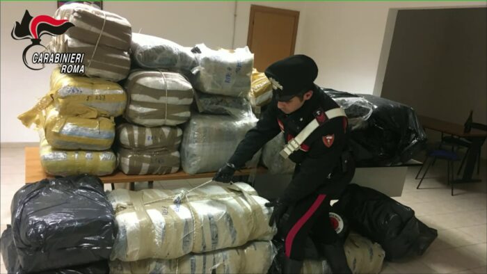 Roma, maxisequestro di marijuana dei carabinieri: 3 persone arrestate e recuperati oltre 3,6 quintali di “erba” (FOTO)