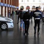 Piazza dei Cinquecento, ruba smartphone al ristorante e fugge col bus 64: arrestato 19enne