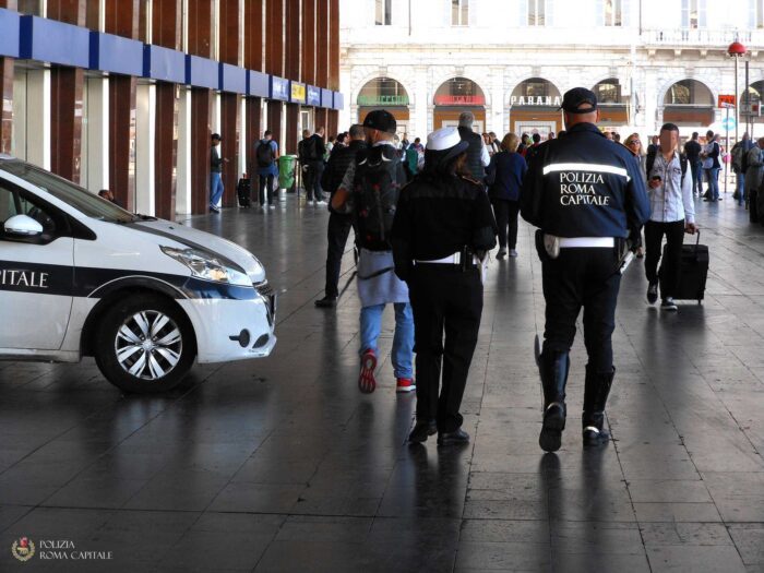 Piazza dei Cinquecento, ruba smartphone al ristorante e fugge col bus 64: arrestato 19enne