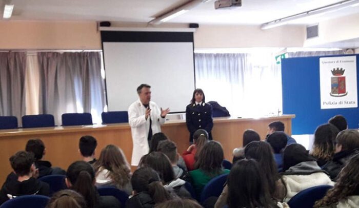 Frosinone, la Polizia incontra le scuole