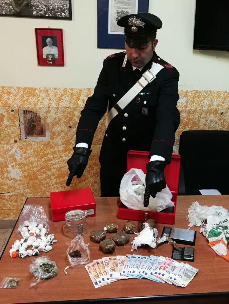 Garbatella, pusher arrestato alla fermata del bus: il romano 22enne aveva droga per 40mila euro a casa