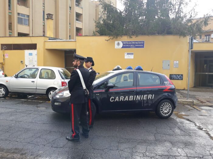 Pomezia, 42enne rapina anziane in strada: arrestato