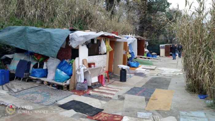 Roma, la Polizia Locale sgombera insediamento abusivo in via Newton (FOTO)