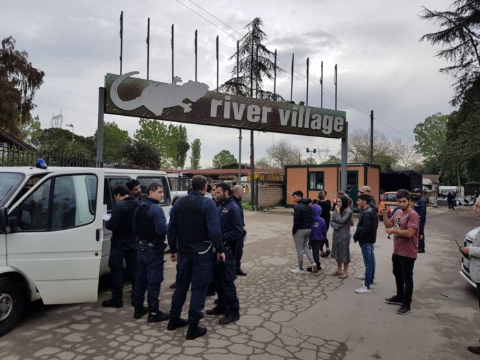 Roma, controlli in corso al campo nomadi River da parte della Polizia Locale