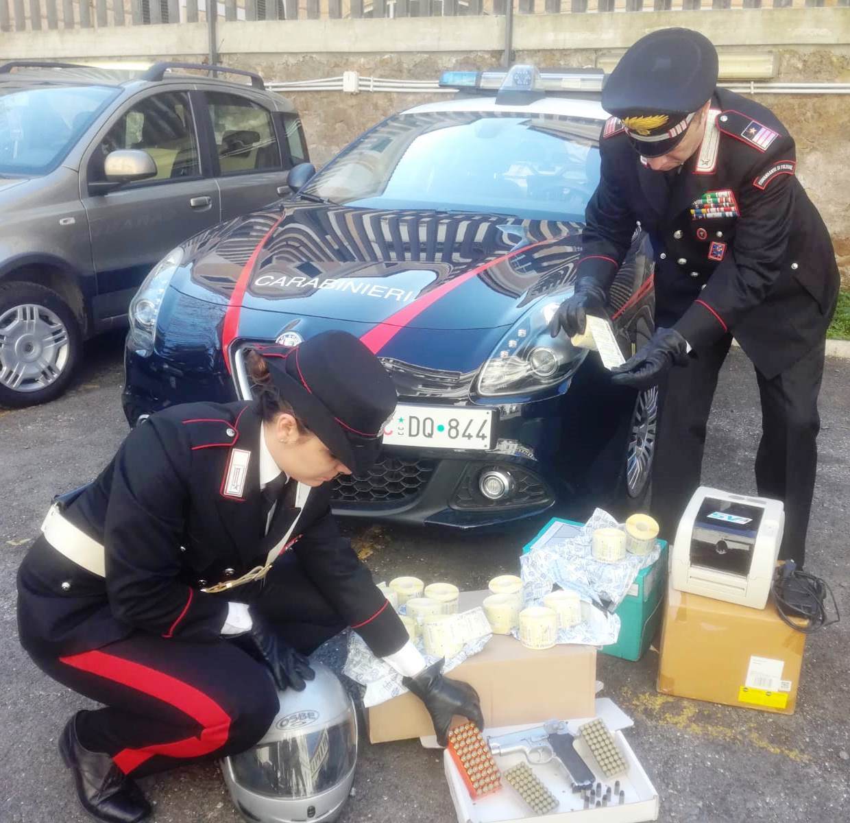 Cinecittà, evita il posto di blocco e viene fermato: 49enne romano aveva una pistola in casa e rotoli per stampare marche da bollo