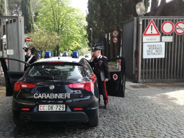 Prima Porta, coppia di ladri al cimitero arrestata: hanno derubato una donna mentre deponeva dei fiori su una tomba