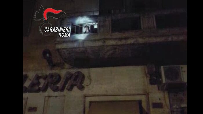 Eur, ladro acrobata stava entrando in un appartamento in via Cesare Pavese calandosi con un tubo di gomma legato a un balcone