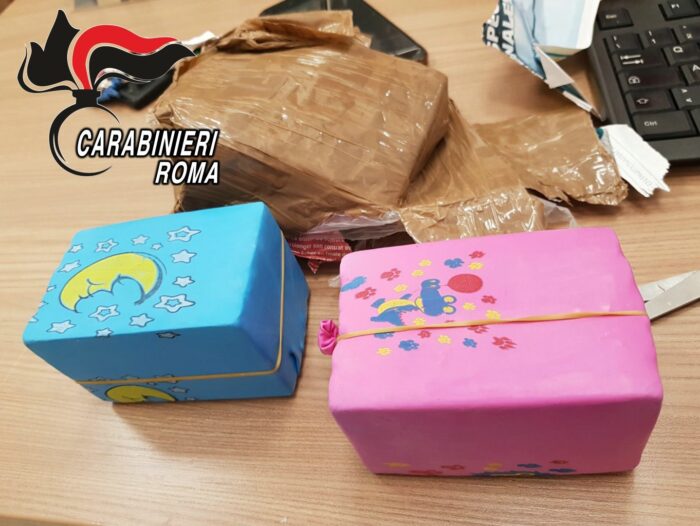 BATTISTINI – DROGA OCCULTATA NEI PALLONCINI PER BAMBINI. CARABINIERI ARRESTANO DUE TRAFFICANTI CHE AVEVANO APPENA CEDUTO 1 KG DI HASHISH AD UNA PUSHER MINORENNE. LO SCAMBIO E’ AVVENUTO SU UN PULMINO PER TRASPORTO DISABILI. ROMA – Un pulmino adattato al trasporto disabili seguito da un motorino. I mezzi accostano, dal veicolo scendono due uomini mentre dalla moto una giovane. Uno scambio sospetto: due pacchi in cambio di denaro contante. E’ quanto notato dai Carabinieri del Nucleo Operativo della Compagnia Roma Trastevere che, intervenuti, hanno arrestato tre persone. I due trafficanti, romani di 28 e 25 anni, uno dei quali già con precedenti di droga, e una 16enne romana, studentessa, tutti accusati di detenzione e spaccio di sostanze stupefacenti. Ieri pomeriggio, impegnati in un servizio in abiti civili, i Carabinieri hanno assistito all’incontro tra i tre in via Mattia Battistini. I giovani sono giunti sul luogo con il pulmino adattato al trasporto disabili, in uso ad uno dei due, e la minore a bordo del suo ciclomotore. Avvenuto lo scambio, i militari si sono avvicinati per un controllo accertando che il 28enne e il 25enne avevano appena incassato 1.500 euro in contanti dalla 16enne che, in cambio, aveva ricevuto due pacchi, confezionati con dei palloncini colorati per bambini, contenenti complessivi 1 kg di hashish. Bloccati i malviventi, i Carabinieri hanno ispezionato i loro veicoli e successivamente perquisito le loro abitazioni: a casa del 25enne, in zona Torrevecchia, i Carabinieri hanno trovato 7.400 euro in contanti, ritenuti provento delle attività illecite. I due trafficanti sono stati sottoposti agli arresti domiciliari mentre l’acquirente minorenne, che aveva acquistato la droga per rivenderla in dosi a suoi coetanei, è stata portata presso il Centro di Prima Accoglienza Minori di via Virginia Agnelli.