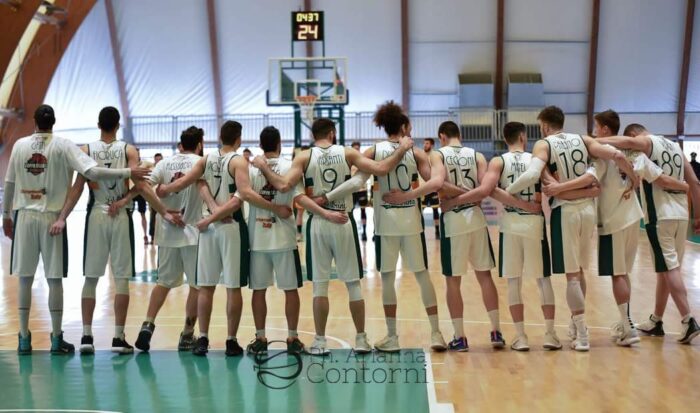 Non è riuscito a Palestrina di chiudere in bellezza la regular season al PalaIaia, proprio all’ultima uscita casalinga è giunto il primo ko stagionale, nella gara più importante finora. Catanzaro ha espresso un gioco efficace e una difesa ferrea, Palestrina ha faticato in diverse fasi e nonostante un tenace recupero finale la posta in palio è finita in mano ai calabresi. Una sconfitta di misura pesante perché costringe ora i prenestini a vincere senza fare altri calcoli in casa della temibilissima Salerno, quarta in graduatoria. Palestrina è infatti avanti a Barcellona solo per la differenza canestri negli scontri diretti, ma la concorrente al primo posto quasi sicuramente guadagnerà altri due punti nella facile sfida di Patti. Non era semplice contro Catanzaro e non lo sarà neanche a Salerno, anzi il campo dei rossoblu (ora guidati da Menduto al posto di Paternoster) era già alla vigilia del campionato uno dei più duri. Il roster è altamente competitivo, anche se leggermente modificato in corso d’opera. La guardia Di Prampero aveva già preso il posto del partente Circosta, successivamente è arrivato il lungo Saletti per coprire il vuoto dell’under Babilodze finito a San Severo, mentre vanno considerate come veri e propri rinforzi gli acquisti di lusso del playmaker ex Napoli e Bologna Sorrentino e dell’ala Sanna, due promozioni con Montegranaro e Bergamo nel recente biennio. Facevano già parte del gruppo gli esterni Marco e Andrea Cucco, Mennella e Petrazzuoli. Spazio per un altro under come Datuowei ex Ferentino affianco i più esperti Bartolozzi, Leggio e il pivot Paci. Otto rotazioni senior dunque per Menduto e un ruolino di marcia soddisfacente per una società ambiziosa ma cresciuta solo quest’estate, che disputerà il primo turno dei Play Off col vantaggio del fattore campo. Questa la presentazione dello scoglio che dovrà necessariamente superare Palestrina, a meno di accontentarsi della seconda piazza che sarebbe comunque posizione di tutto rispetto e migliore della terza guadagnata un anno fa. Una prospettiva a cui però non si può e si deve pensare, ricaricando le batterie e correggendo gli aspetti tattici che hanno contribuito a incassare il ko per mano di Catanzaro. Non ci sono precedenti diretti con la Virtus Arechi Salerno ma in passato i nostri colori hanno già incrociato quelli della città campana. Era il campionato di Serie C1 1998/1999 e il 31 gennaio del ’99 Palestrina espugnò per 65-66 il campo di Salerno, squadra che poi giungerà fino alla semifinale promozione, mentre gli arancio verdi agguantarono la permanenza con lo spareggio ai danni di Veroli. Designati gli arbitri Alessandro Soavi di Cagli e Marco Vittori di Castorano, ora d’inizio domenica alle 18:00 in contemporanea con tutte le gare del girone.