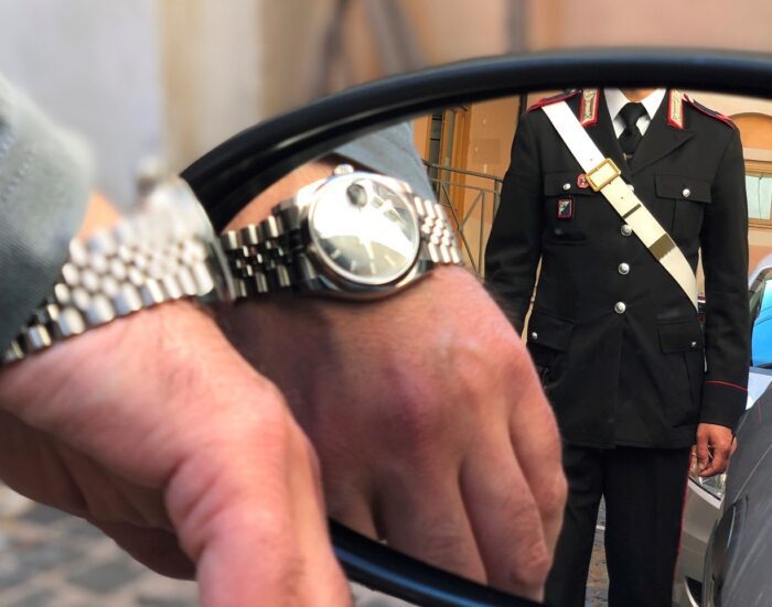 Truffa dello specchietto a San Cesareo. Si fecero dare 3000 euro per un orologio e disse di appartenere a noto clan: arrestati