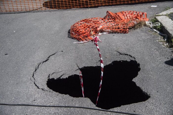 Roma, Montagnola: nuova voragine vicino a uno spartitraffico, transennata la strada