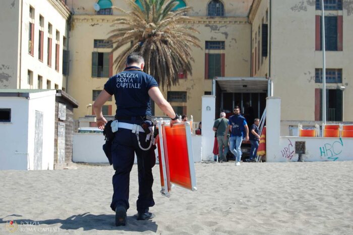 Ostia, sequestrate sdraio e ombrelloni abusivi sul Lungomare Toscanelli