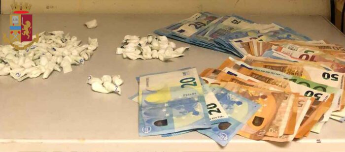 Tor Bella Monaca, tre arresti per spaccio: sequestrati 1800 euro e 60 grammi di cocaina