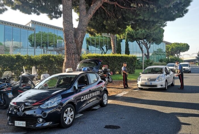 Aeroporto di Fiumicino, tentato furto e coltello nel bagaglio: stretta dei Carabinieri per il controesodo