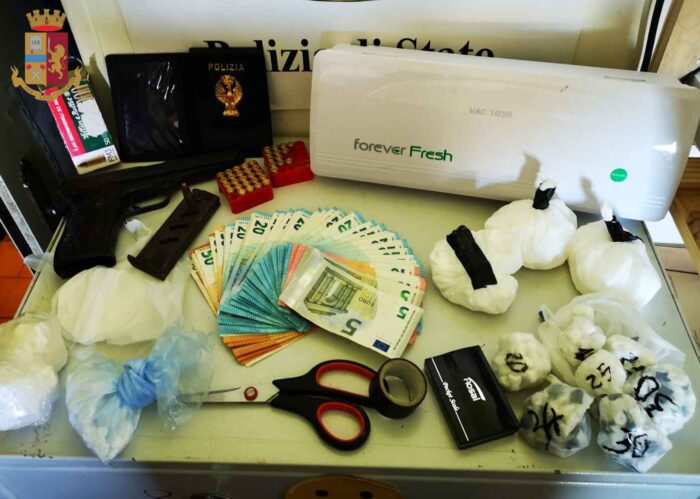 Tor Bella Monaca, droga e armi sequestrate dalla Polizia: 2 arrestate