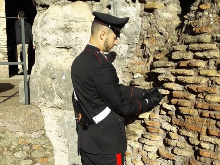 Colosseo, turista stacca porzione di laterizio dell'Anfiteatro e se lo mette in tasca: denunciato