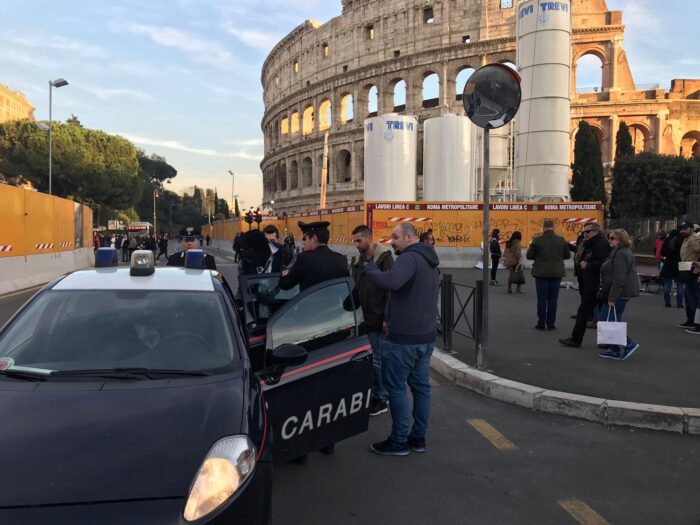 Colosseo, morsi e testate ai Carabinieri intervenuti per un controllo: paura tra la folla