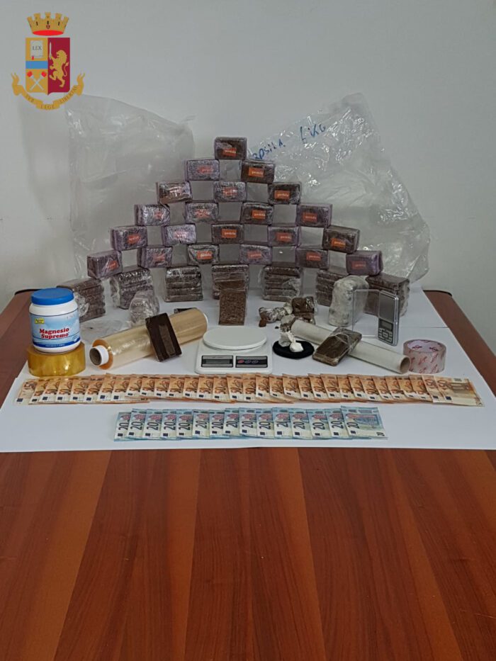 Ostia, sequestrati 10 kg di droga tra hashish e cocaina: arrestati pusher con base dello spaccio in via del Mar Rosso