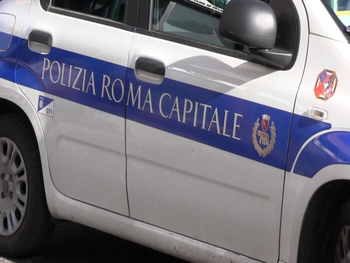 ostiense strappa catenina uomo al volante