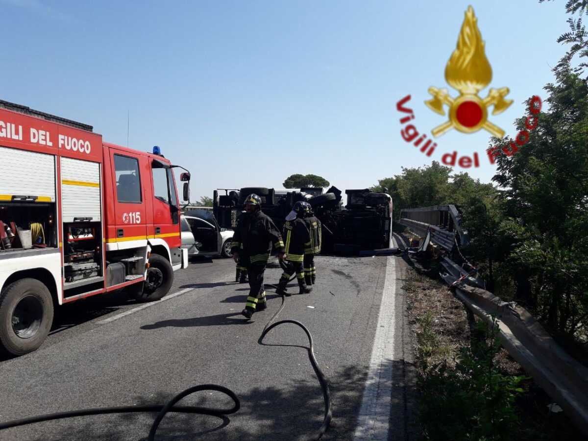 Incidente Sulla Pontina: Autocisterna Ribaltata, Due Persone Rimaste Ferite