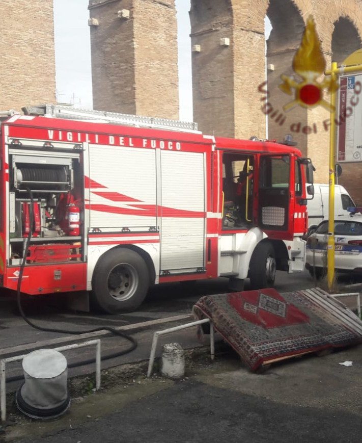 Alessandrino, incendio in una casa in via delle Spighe 27 novembre 2019