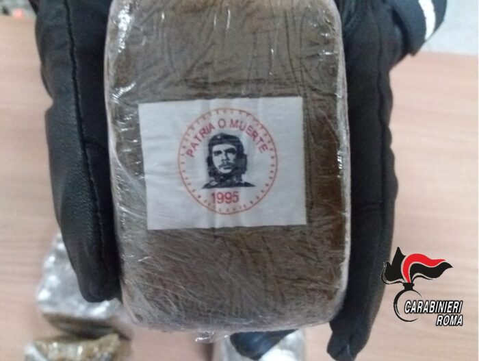 ardea spaccio droga hashish adesivo che guevara