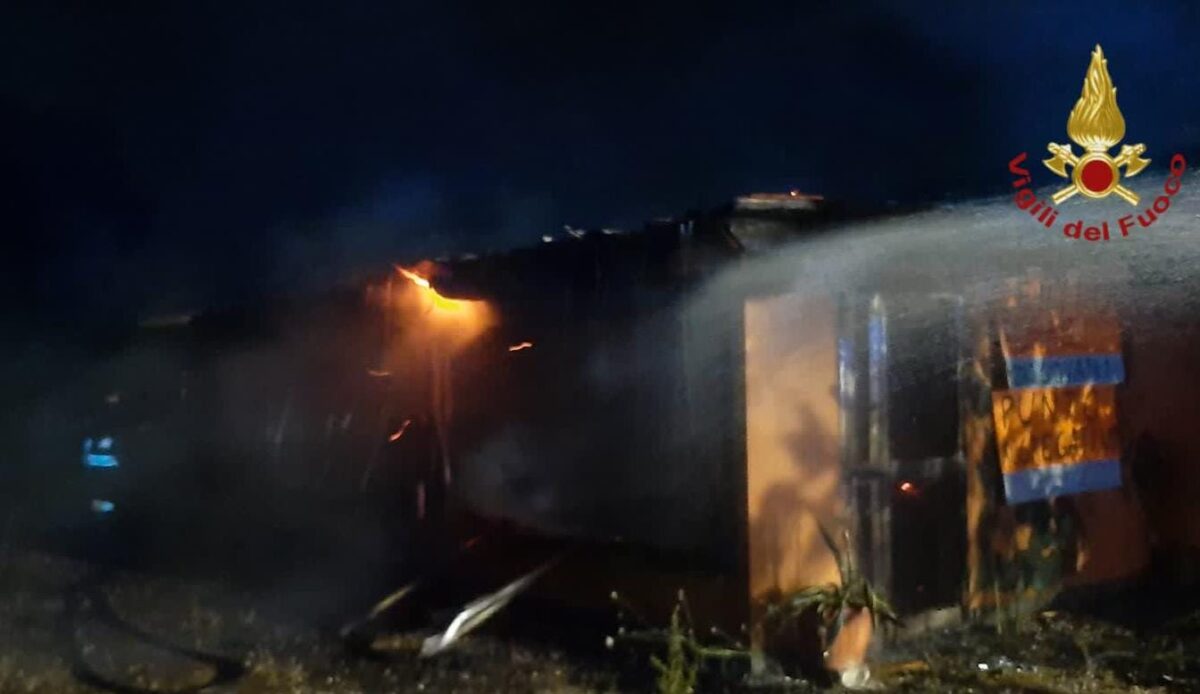 Ceramiche Tor Di Quinto Roma.Roma Incendio A Tor Di Valle Vigili Del Fuoco A Lavoro