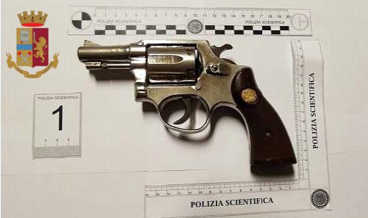 Ciampino, pizzicato pusher con due pistole e droga: sequestrati 7 kg di stupefacenti