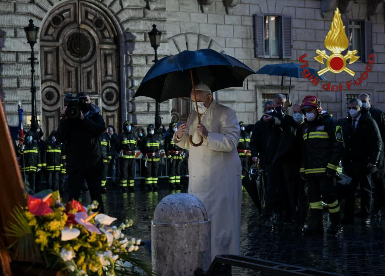 Piazza Mignanelli, Il Papa Con I Vigili Del Fuoco Per L'omaggio Alla ...