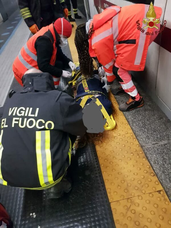 Metro A, Arco di Travertino. Ragazza 26enne incastrata sotto un vagone: necessario l'intervento dei Vigili del Fuoco