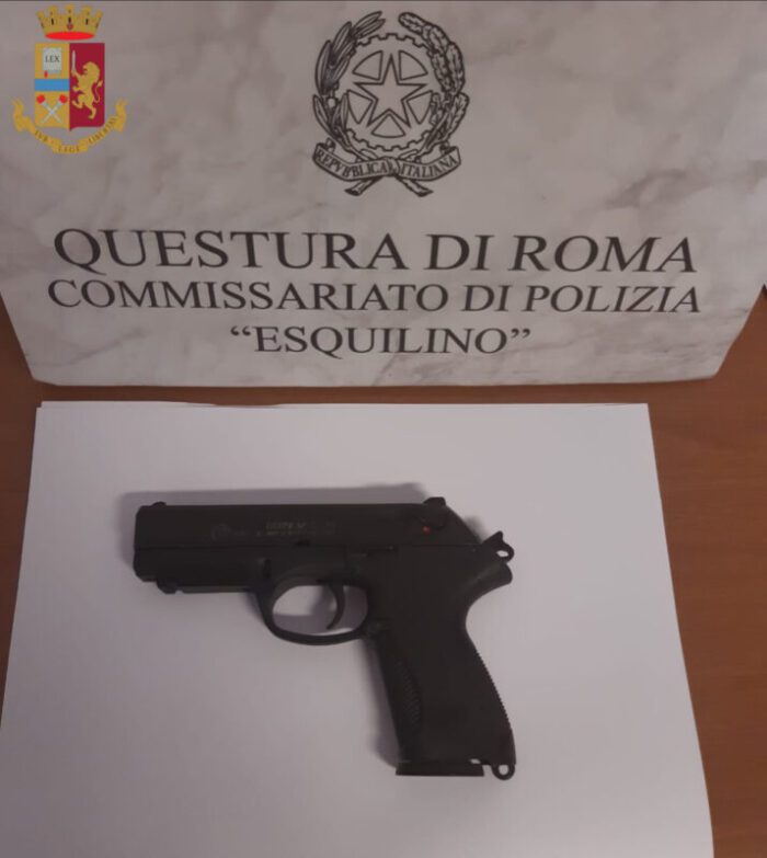 Roma. Arrestato 45enne: correva per strada con una pistola. Sequestrate altre armi nascoste in casa