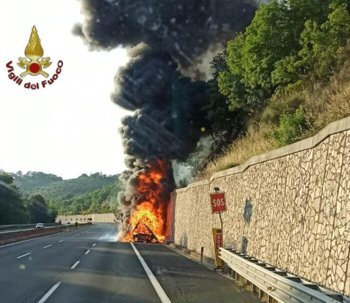 incendio a1 km 52 mezzo pesante 15 giugno 2021