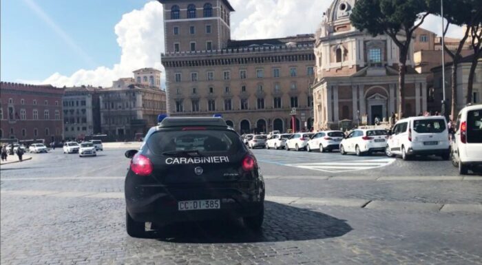 Roma, furti di smartphone al Centro e in periferia. Sfilato cellulare a donna in bicicletta a Torpignattara e fuga a piedi in via Casilina del ladro