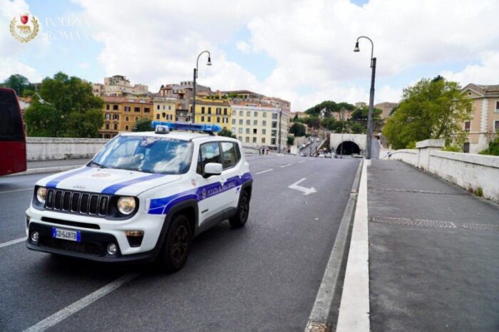 Roma. Passa con il rosso e non si ferma all'alt: denunciato un 46enne dopo un rocambolesco inseguimento