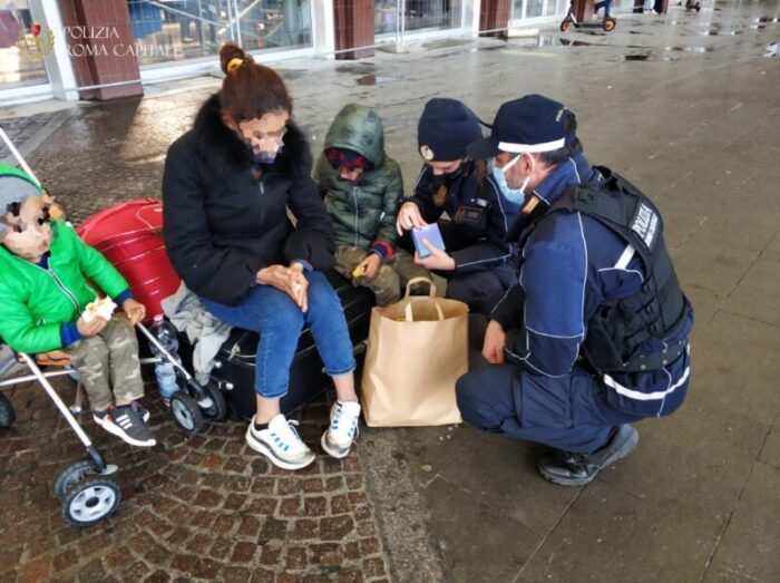 Roma Termini. Famiglia con due bimbi piccoli e uno in arrivo per strada: accoglienza e solidarietà da parte della Polizia Locale