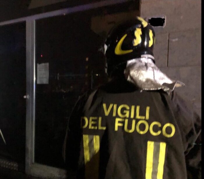 Frosinone. Fiamme all'interno di un'attività commerciale: sconosciute le cause dell'incendio