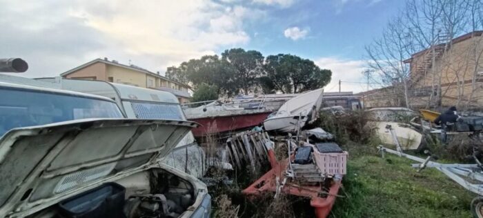 Roma. Rifiuti speciali e carcasse di auto in un terreno del Comune: nei guai un 79enne