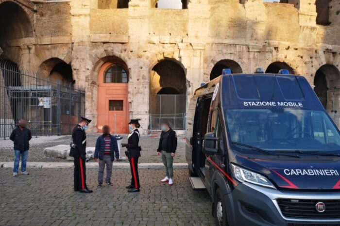 Roma. Venditori abusivi davanti al Colosseo: multe per oltre 30mila euro