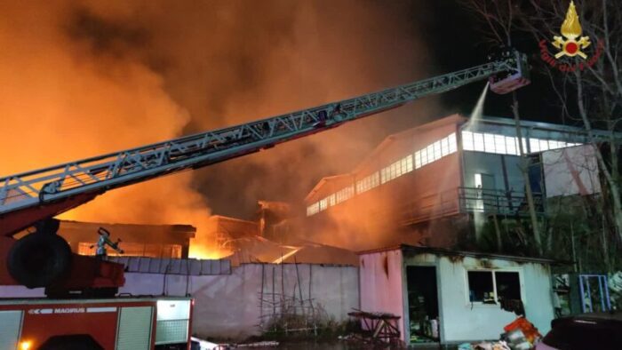 Roma incendio capannone via della Vaccheria Gianni