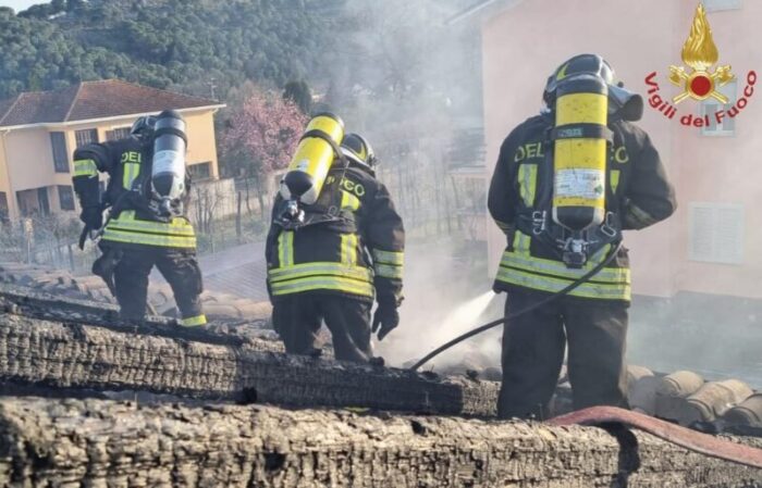 Cassino, fiamme sul tetto di un'abitazione: paura in località Cappella Morrone