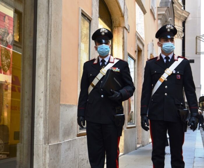 Roma, controlli nel cuore della Capitale. Scoperto un magazzino usato come abitazione: multe e denunce