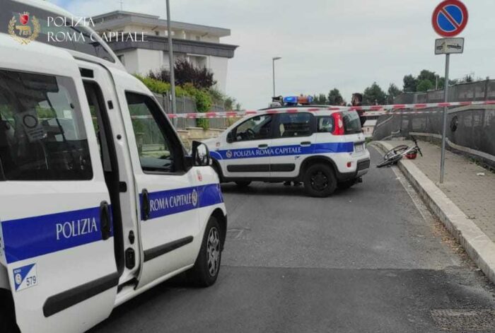 Tragedia a Roma: ciclista di 74 anni ha un malore e muore in strada