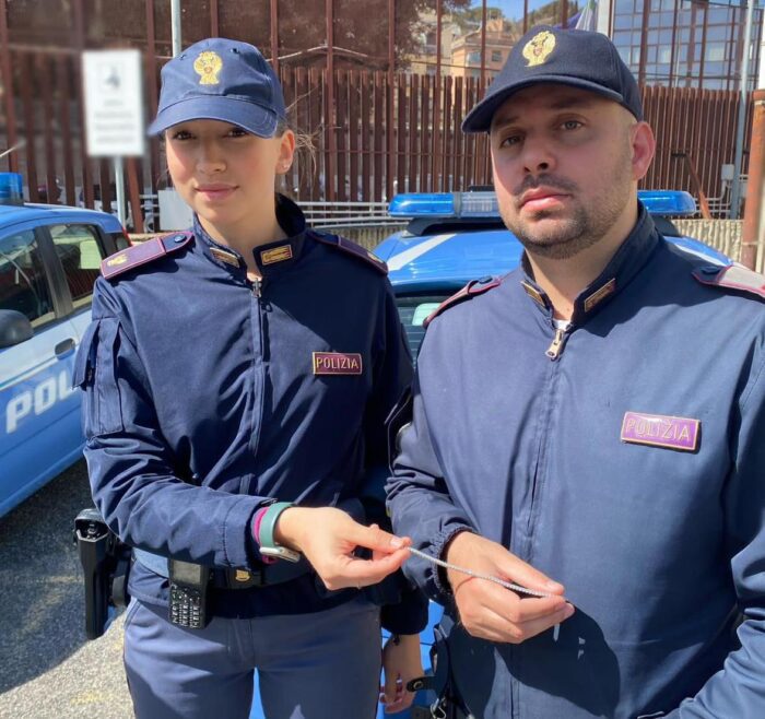 Roma, perde un prezioso bracciale in una griglia di ventilazione: intervengono gli agenti della Polizia di Stato