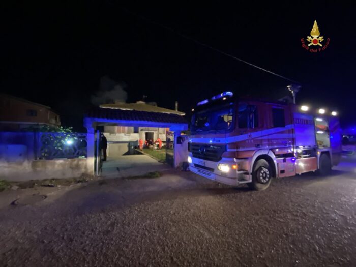 Nettuno incendio villetta grave uomo